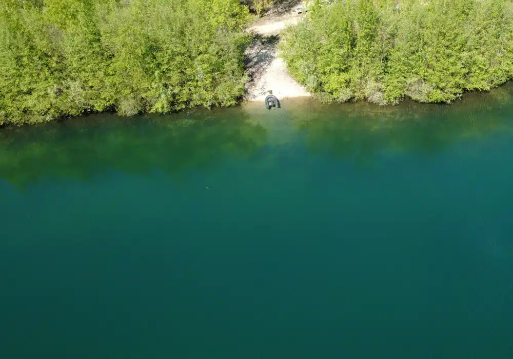 Poste 1 pêche carpe Fabulac, vue sur l'eau et la bordure