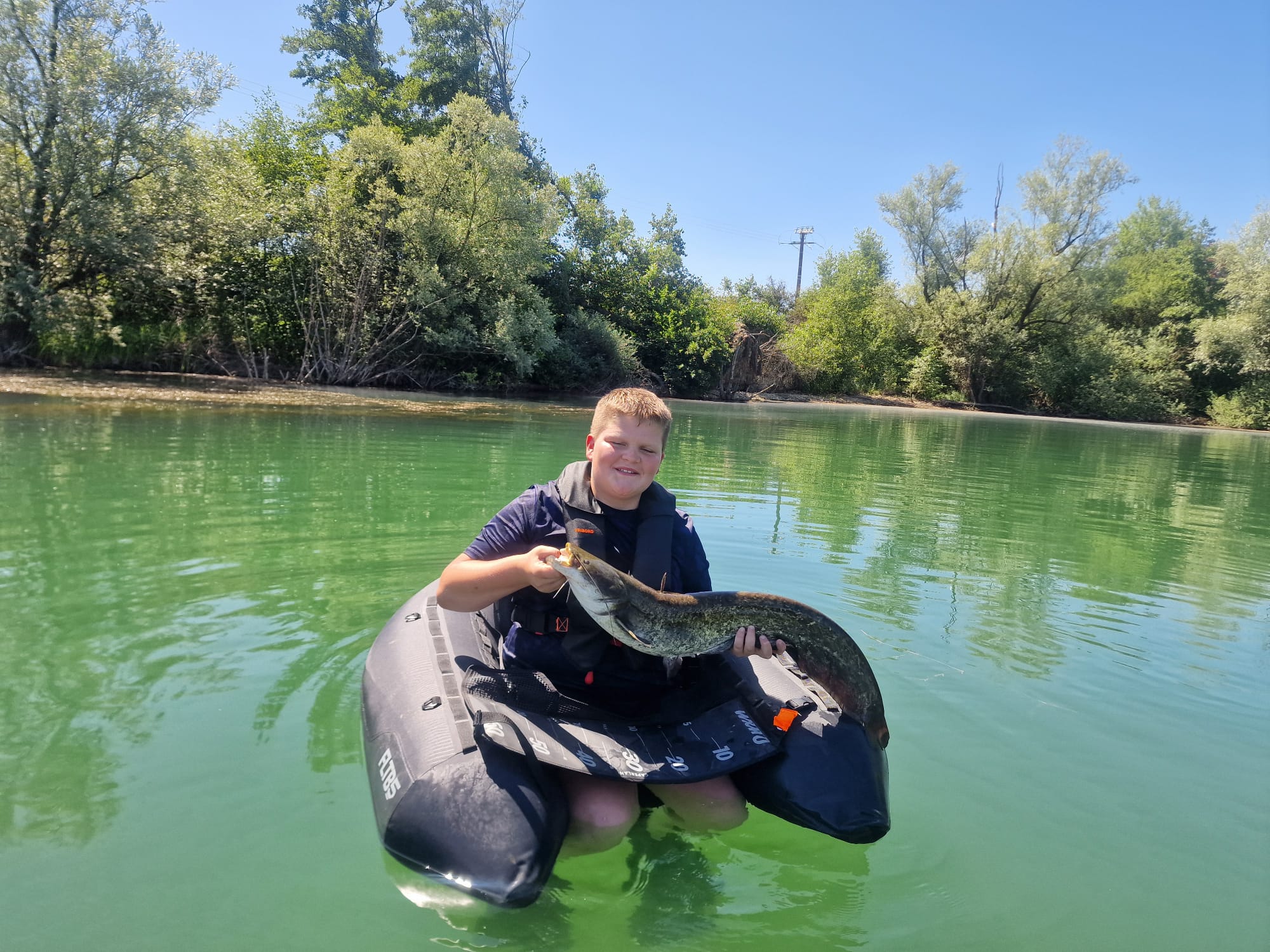 Photo souvenir float tube Fabulac, participant avec une belle carpe