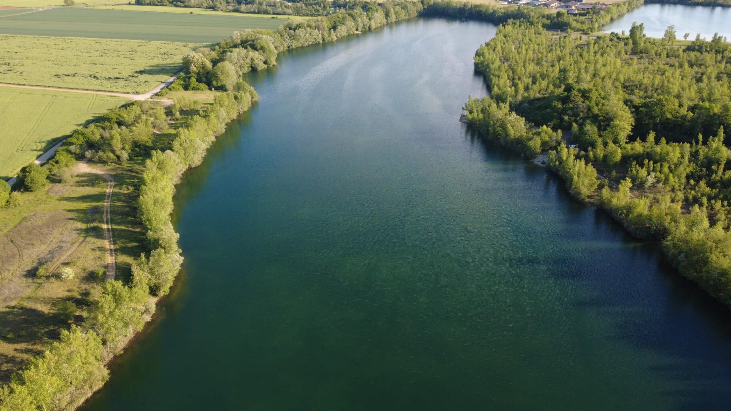 Vue aérienne de la gravière Fabulac, domaine de pêche privé Desnes Jura